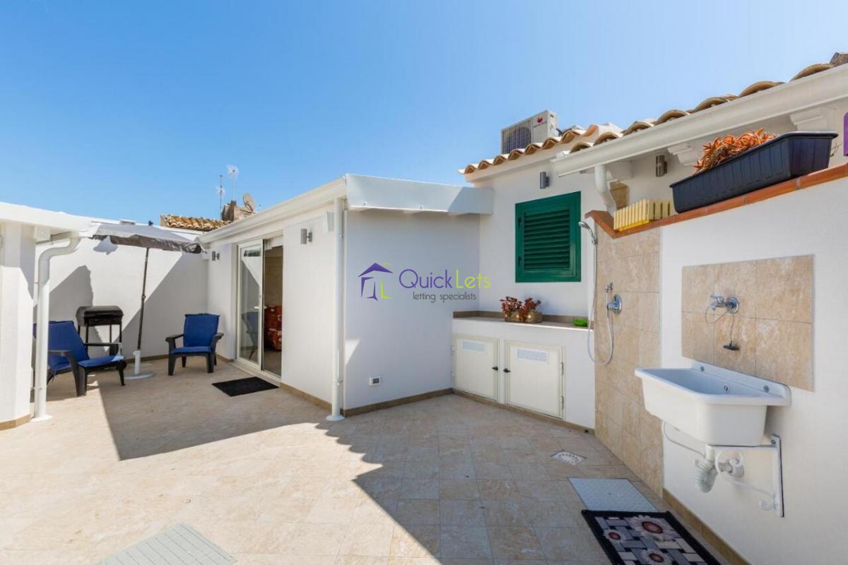 Bungalows in Space - REF 76526 - Image 1